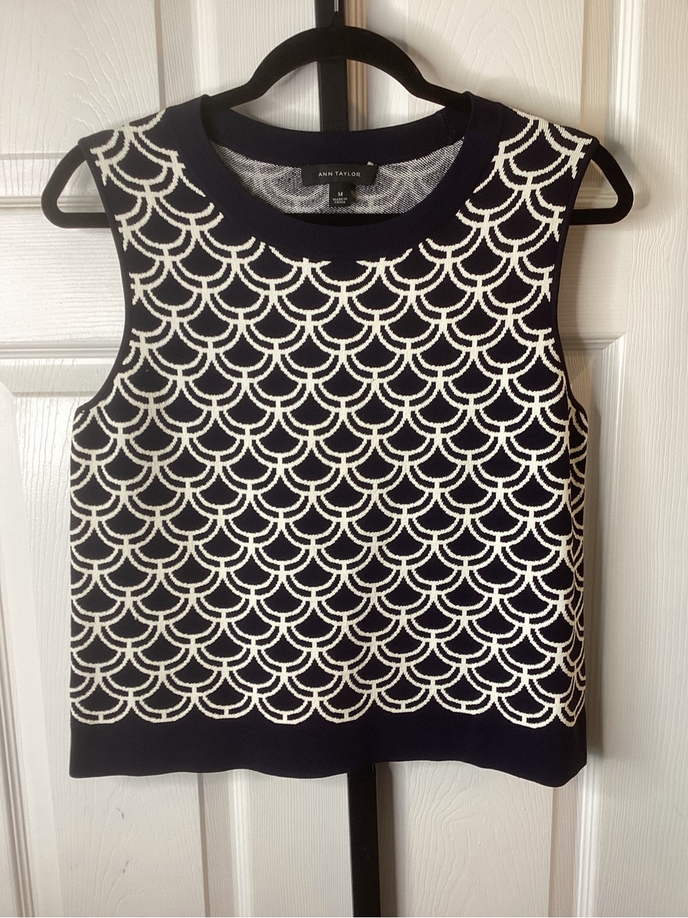 Ann Taylor Navy & White Sleeveless Scallop Knit Top, size Medium